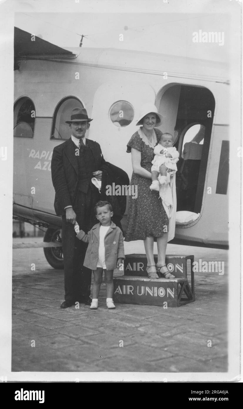 Una famiglia a bordo di un aereo, il servizio Rapid Azur della Air Union line nel luglio 1932. Foto Stock