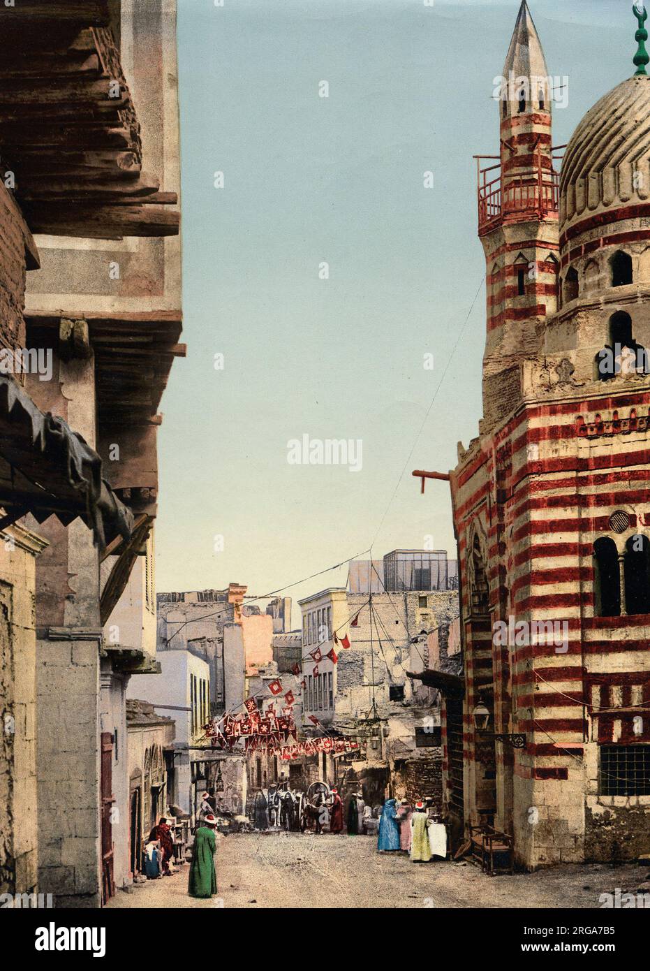 Street scene con moschea e minareti, il Cairo. Vintage 19th ° secolo fotografia. Foto Stock