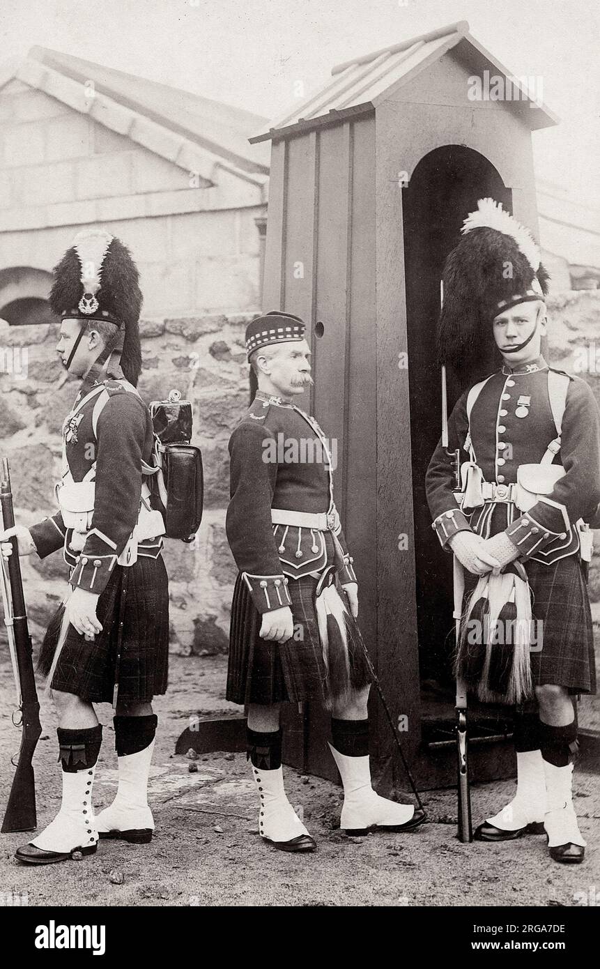 Vintage 19th ° secolo fotografia: 92nd (Gordon) Highlanders in kilts, Castello di Edimburgo, Scozia Foto Stock