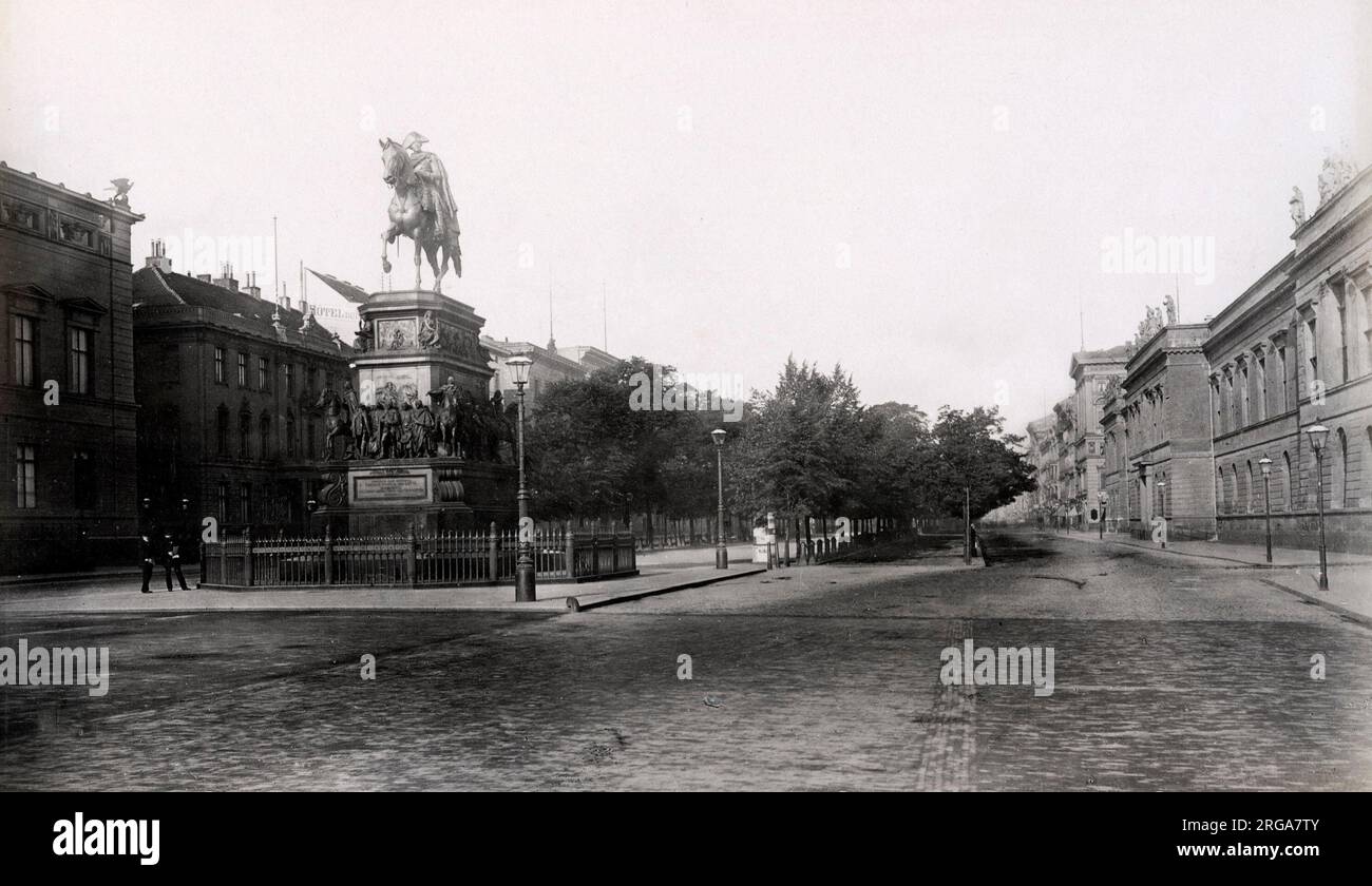 Vintage 19th ° secolo fotografia: Statua di Federico il Grande a cavallo, Unter den Linden a Berlino, Germania Foto Stock