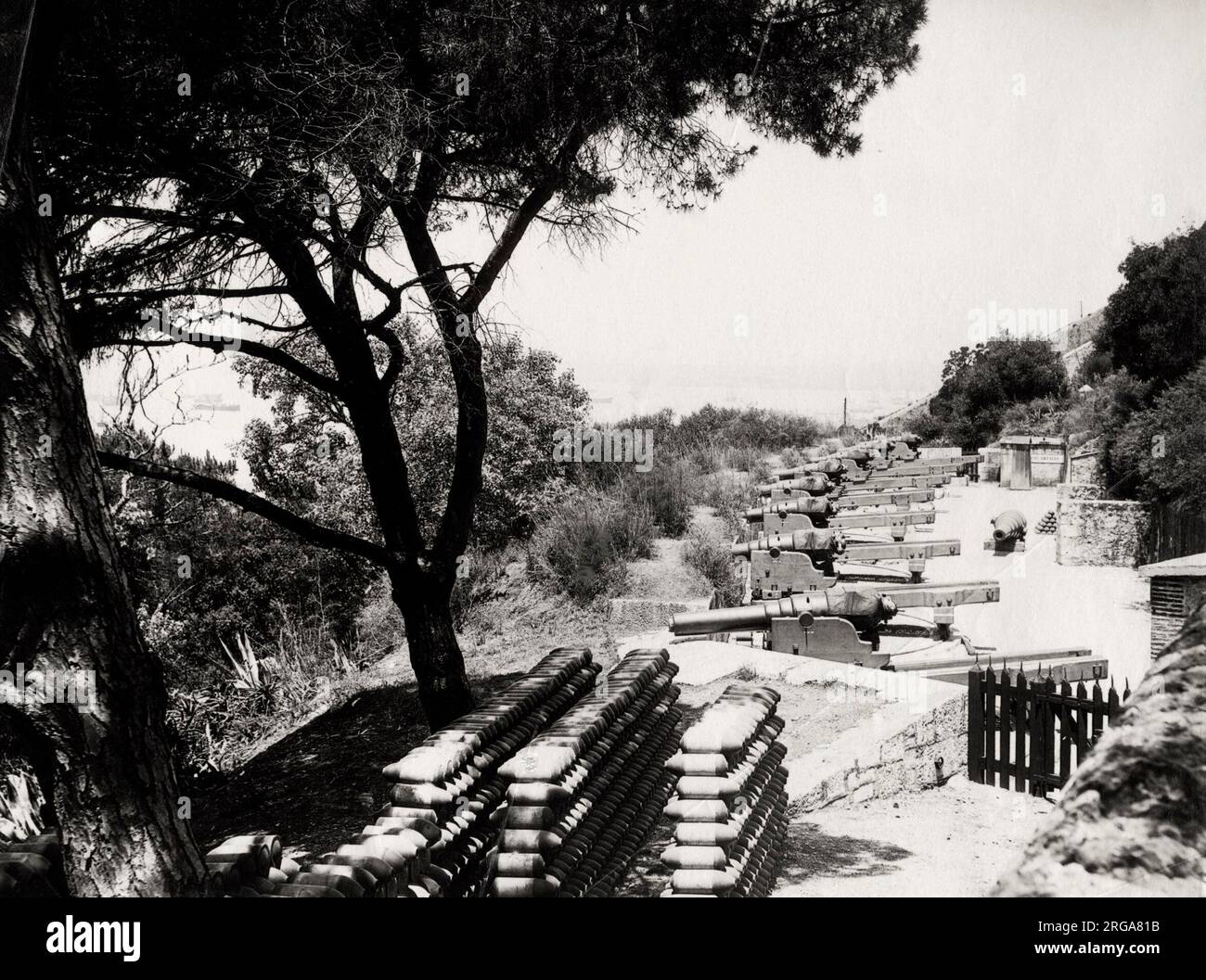 Vintage 19th ° secolo fotografia: Batteria di artiglieria britannica sulle alture sopra il mare, Gibilterra Foto Stock