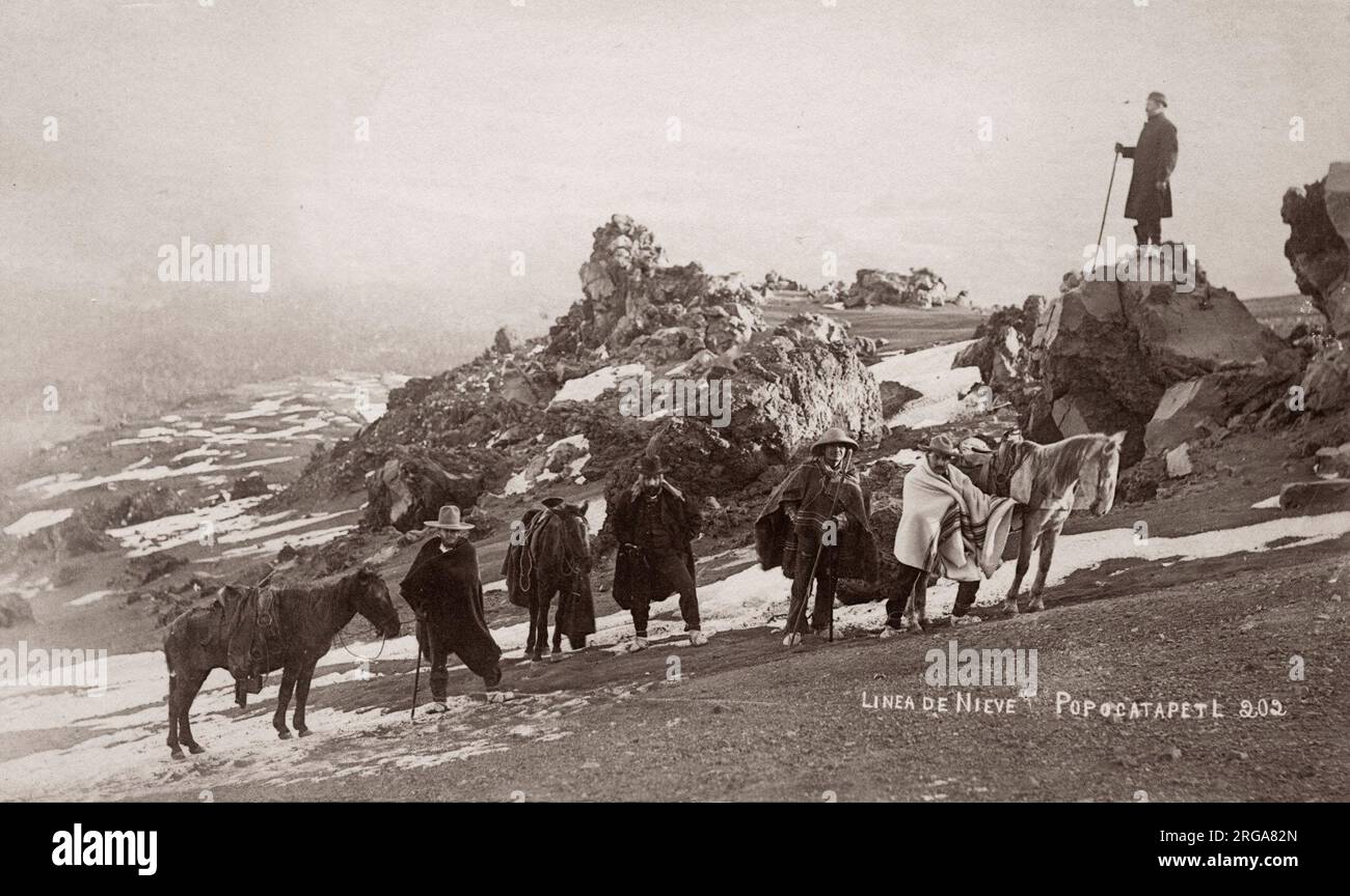 c.1890's Messico - viaggiatori con cavalli alla linea di neve del vulcano Popocatepetl Foto Stock