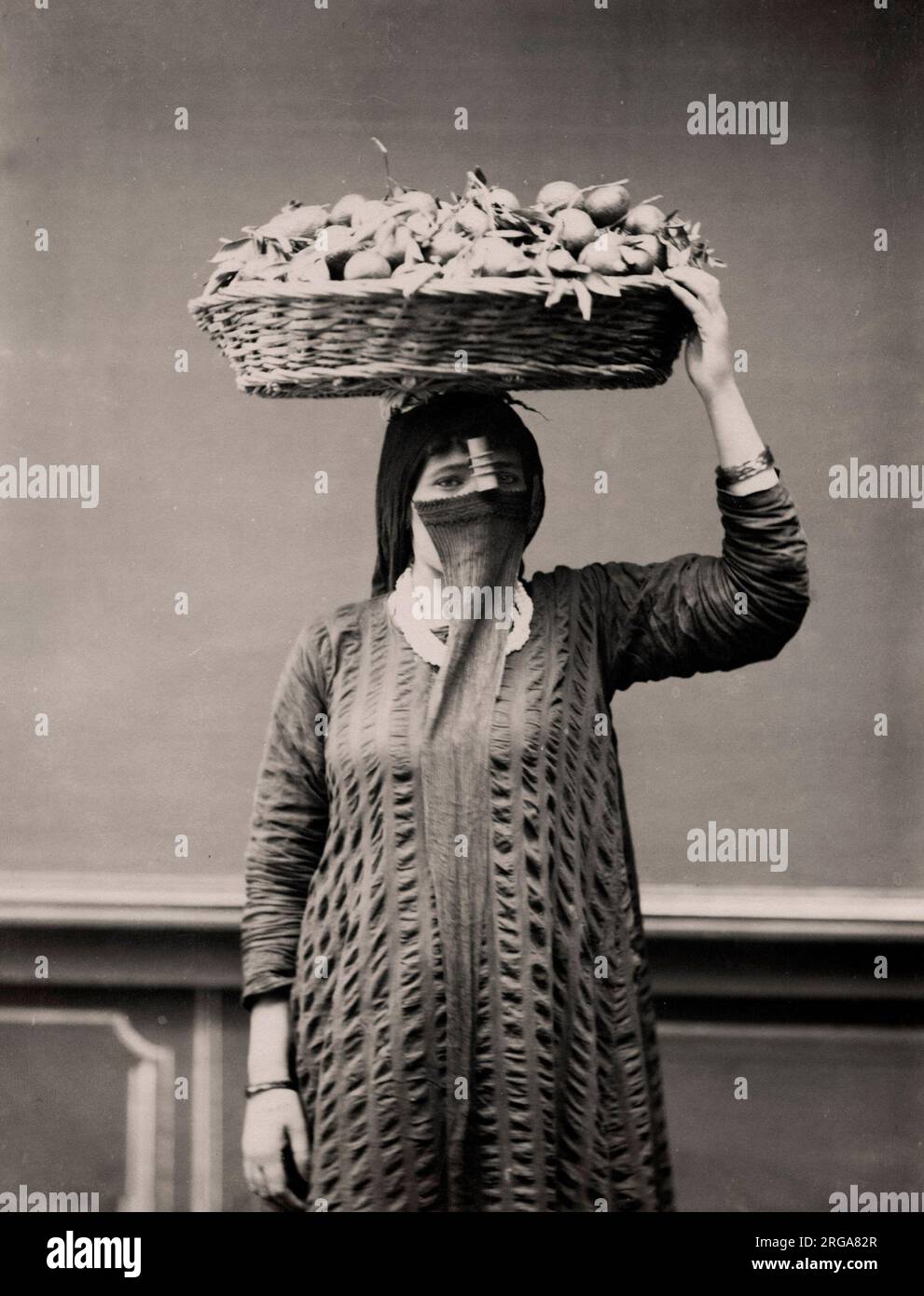 Arancione mercante - donna con un cesto di frutta sulla sua testa, Egitto. Vintage 19th ° secolo fotografia Foto Stock