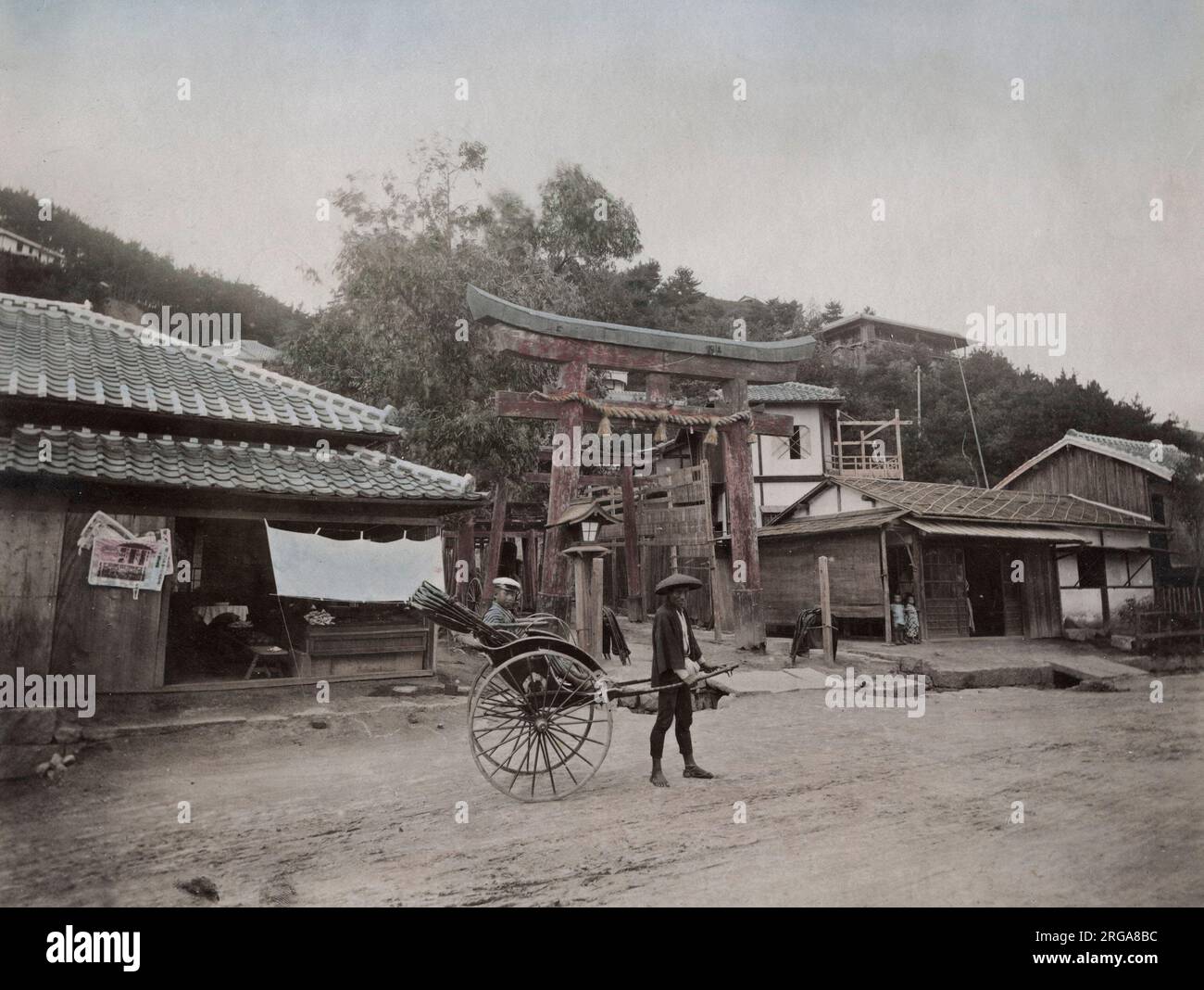 Torii all'ingresso del tempio di Suwayama Kobe, con risciò. Vintage 19th ° secolo fotografia. Foto Stock