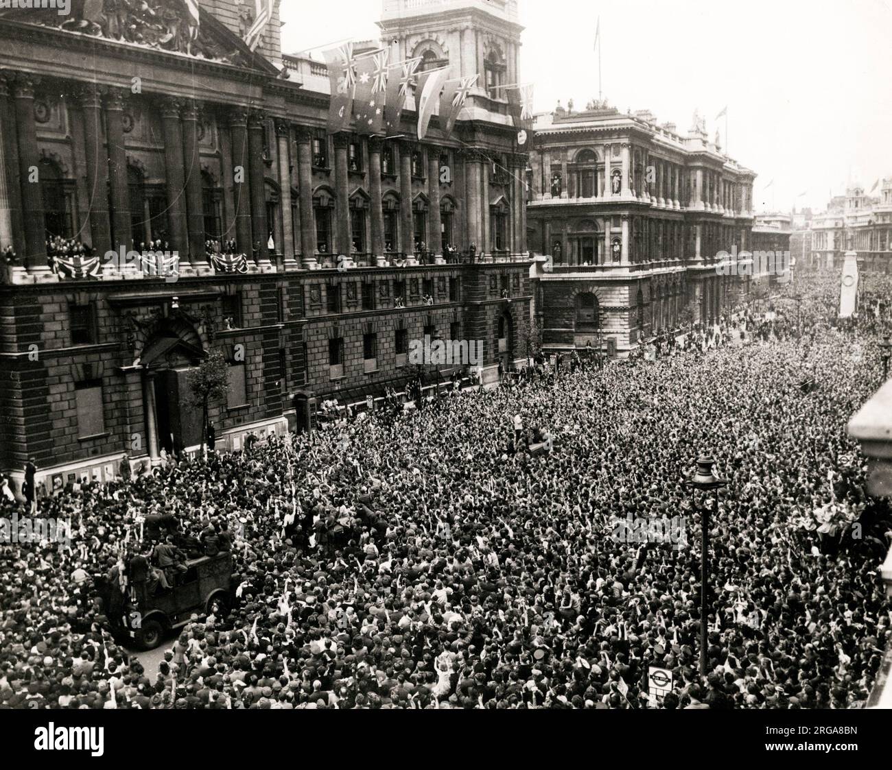 Seconda guerra mondiale - vista della celebrazione della folla il giorno del VE, vittoria in Europa, Whitehall, londra Foto Stock