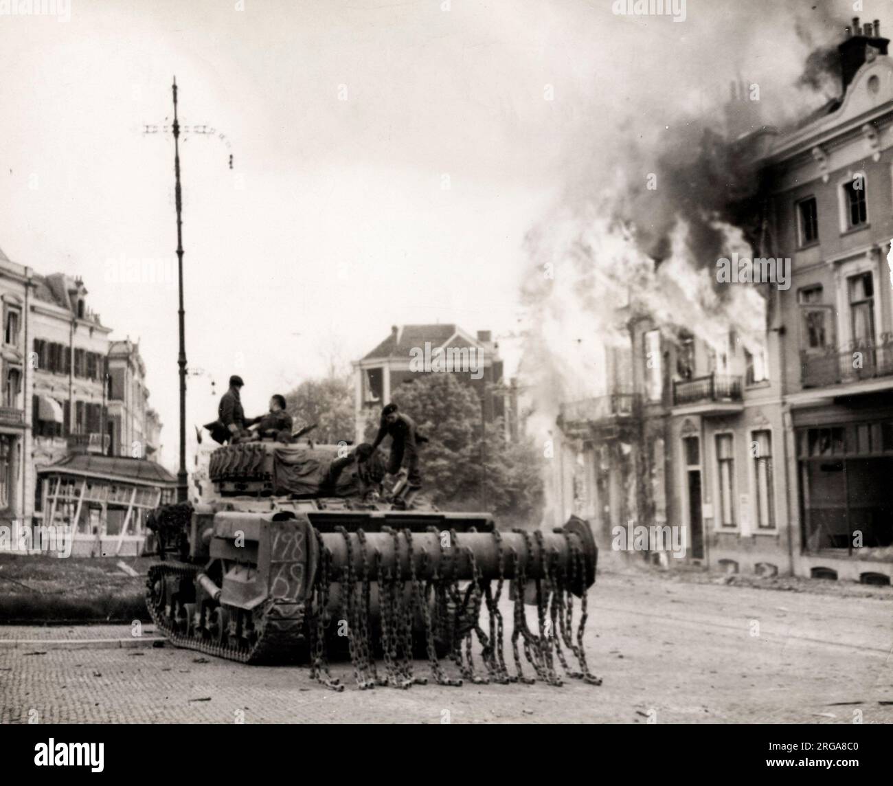 Seconda guerra mondiale - carro armato alleato con catene anti-miniera nel centro di Arnhem Paesi Bassi, il fuoco è iniziato ritirando l'esercito tedesco Foto Stock