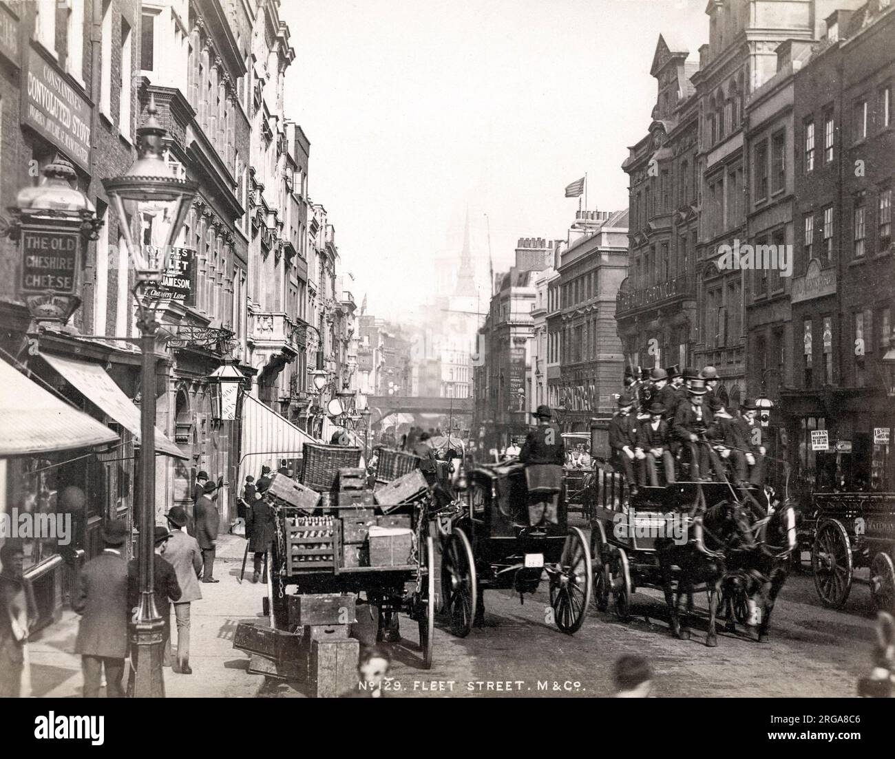 Vista lungo Fleet Street London, soffocata dal traffico trainato da cavalli. Vintage 19th ° secolo fotografia Foto Stock