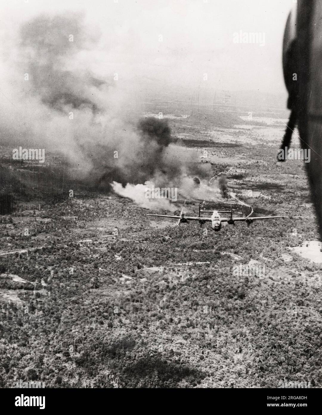 Fotografia d'epoca della seconda guerra mondiale - il bombardiere RAF Liberator fa cadere il suo carico su Na Nien Thailandia nella guerra contro il Giappone Foto Stock