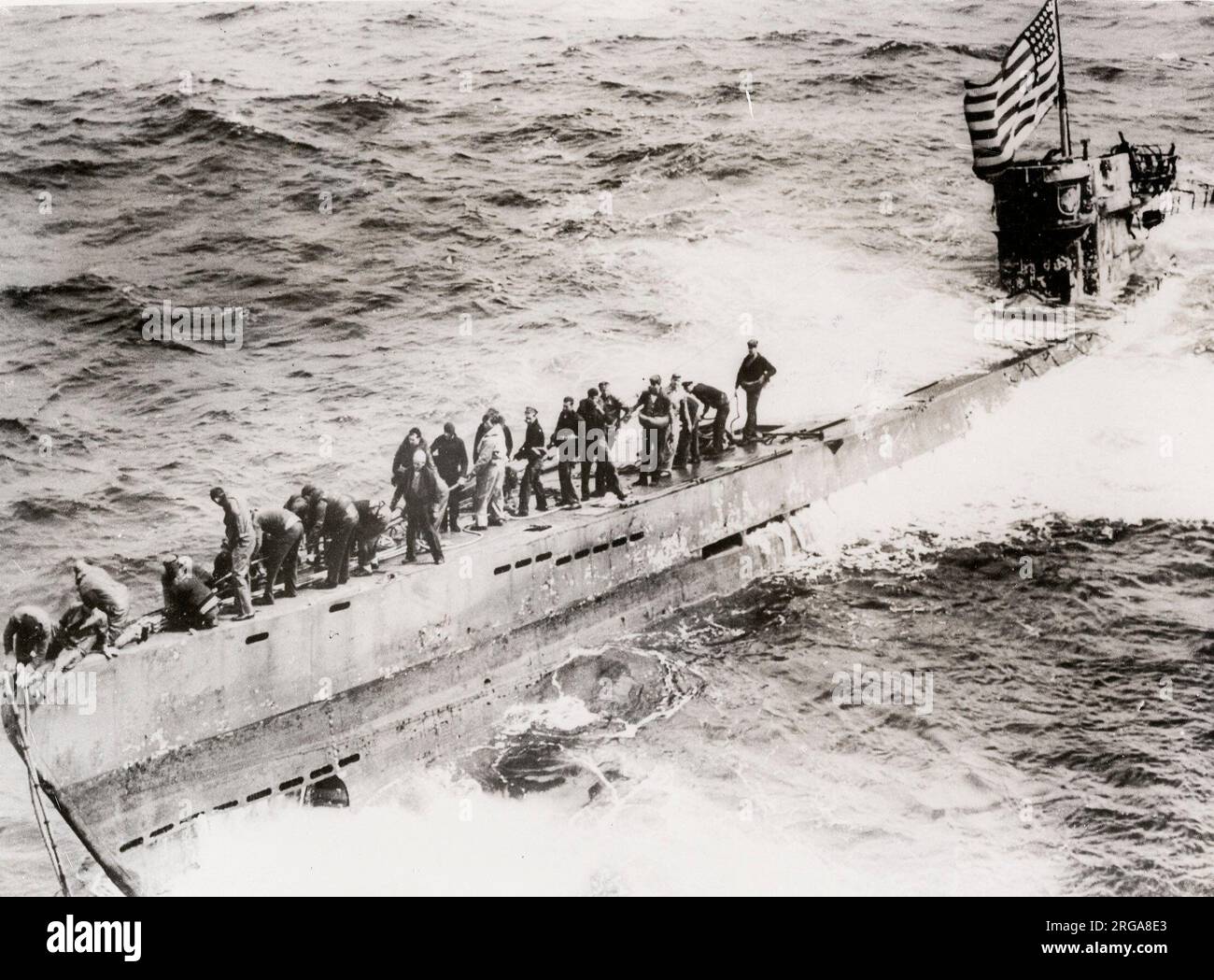 Fotografia d'epoca della seconda guerra mondiale - sottomarino della marina statunitense, equipaggio sul ponte. Foto Stock