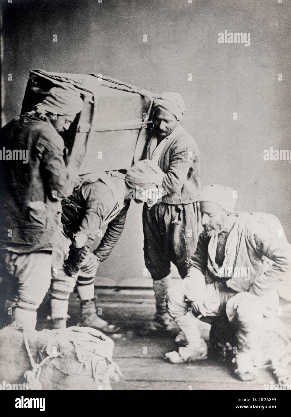 Caucaso Georgia Tiflis Tblisi - portieri che trasportano un carico pesante. Vintage 19th ° secolo fotografia. Foto Stock