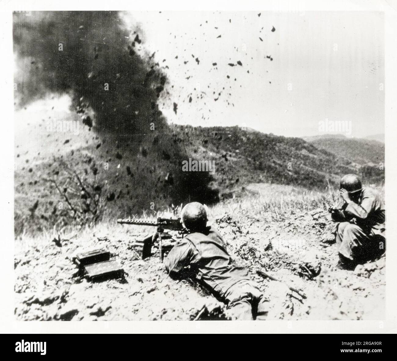 Fotografia d'epoca della seconda guerra mondiale - accusa di satchel contro i soldati giapponesi a Luzon, Filippine Foto Stock