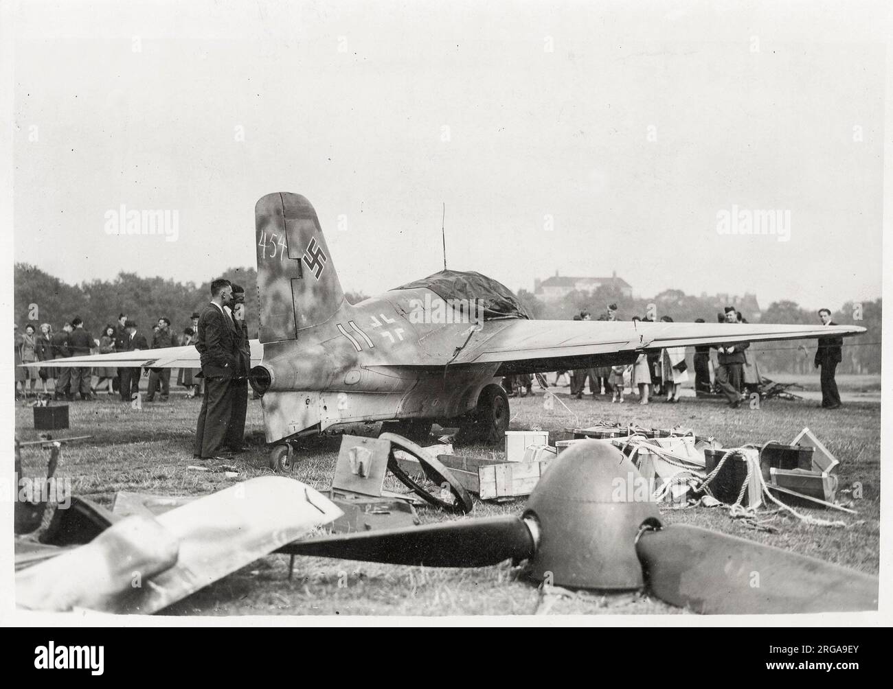Fotografia d'epoca della seconda guerra mondiale - jet aerei tedeschi esposti ad Hyde Park dopo la fine della guerra. Foto Stock