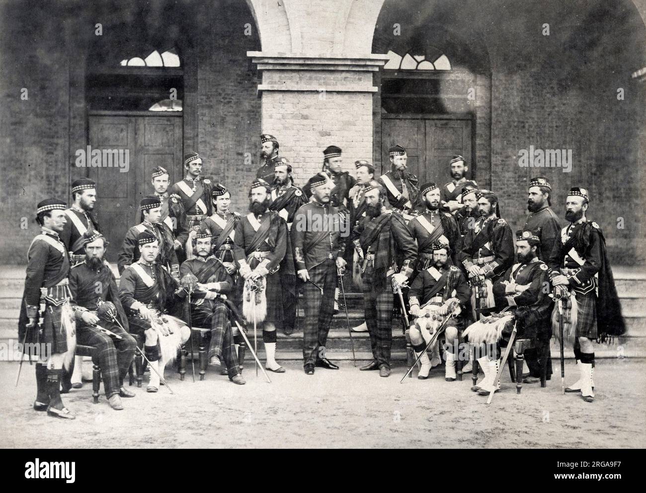 19th ° secolo vintage fotografia: Ufficiali dei 92nd Highlanders, reggimento dell'esercito scozzese, India, 1870 Foto Stock