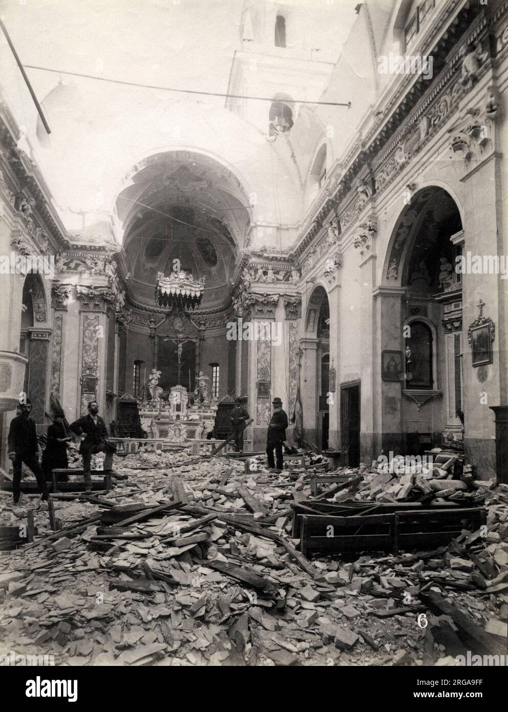 19th ° secolo vintage fotografia: Chiesa interiore, danni da terremoto, Bussana Vecchia, Sanremo, Italia 1887 Foto Stock