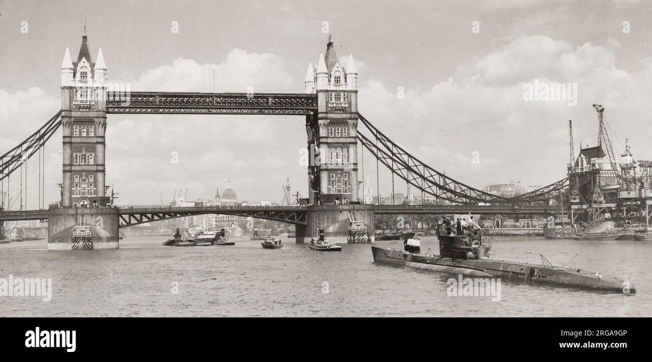 Fotografia d'epoca della seconda guerra mondiale - la barca U tedesca U776 passa sotto il Tower Bridge di Londra Foto Stock