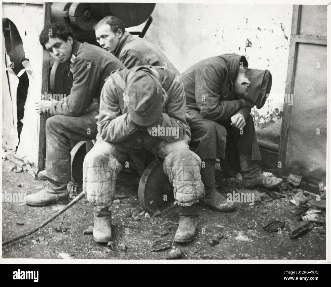Fotografia d'epoca della seconda guerra mondiale - prigionieri tedeschi esausti, fronte occidentale. Foto Stock