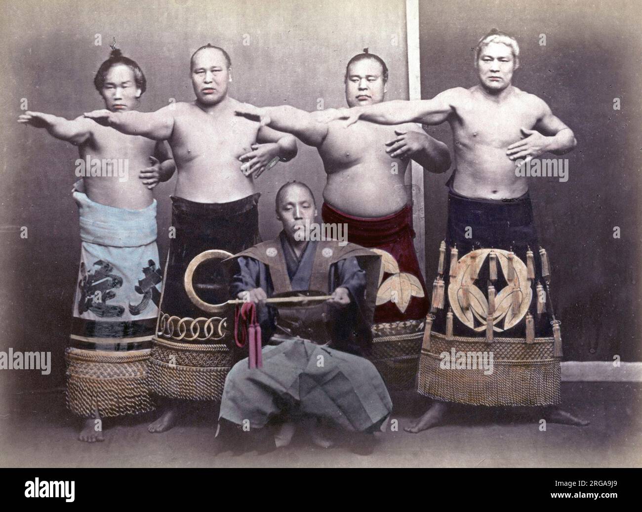 C.1880s Giappone - lottatori di sumo e arbitro Foto Stock