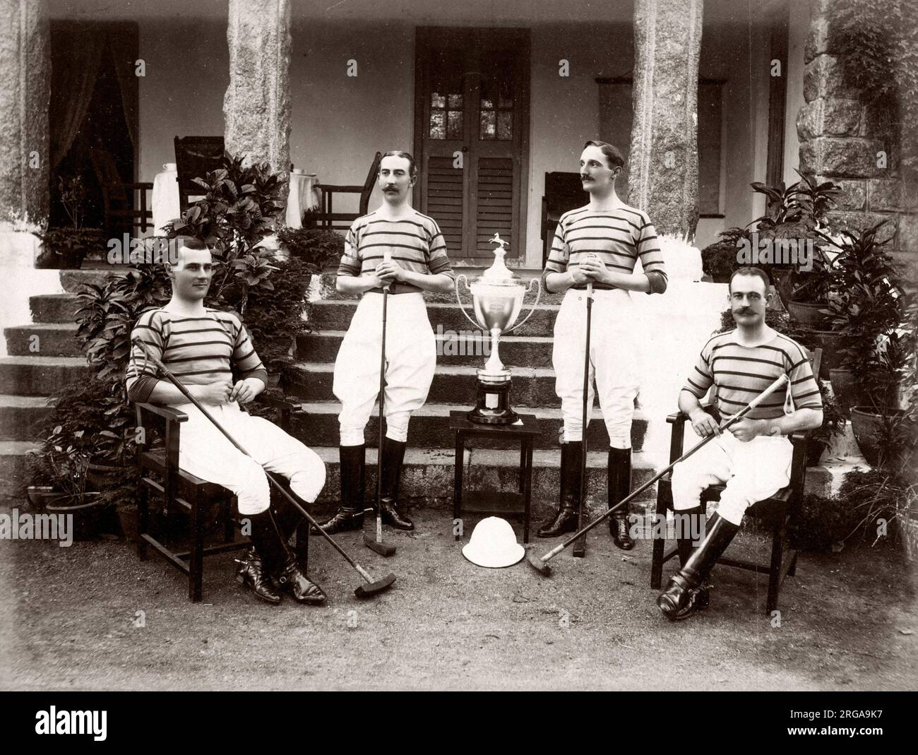 C.1890 India - British ufficiali dell'esercito - polo team con il trofeo Foto Stock