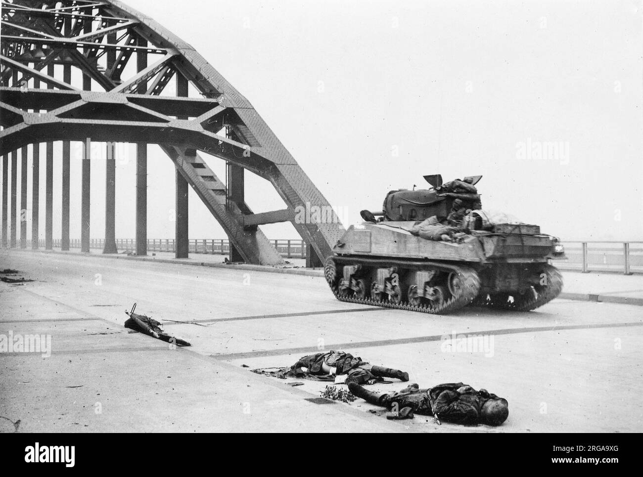 Fotografia d'epoca seconda guerra mondiale - British Tank attraversa il ponte fiume Waal Foto Stock