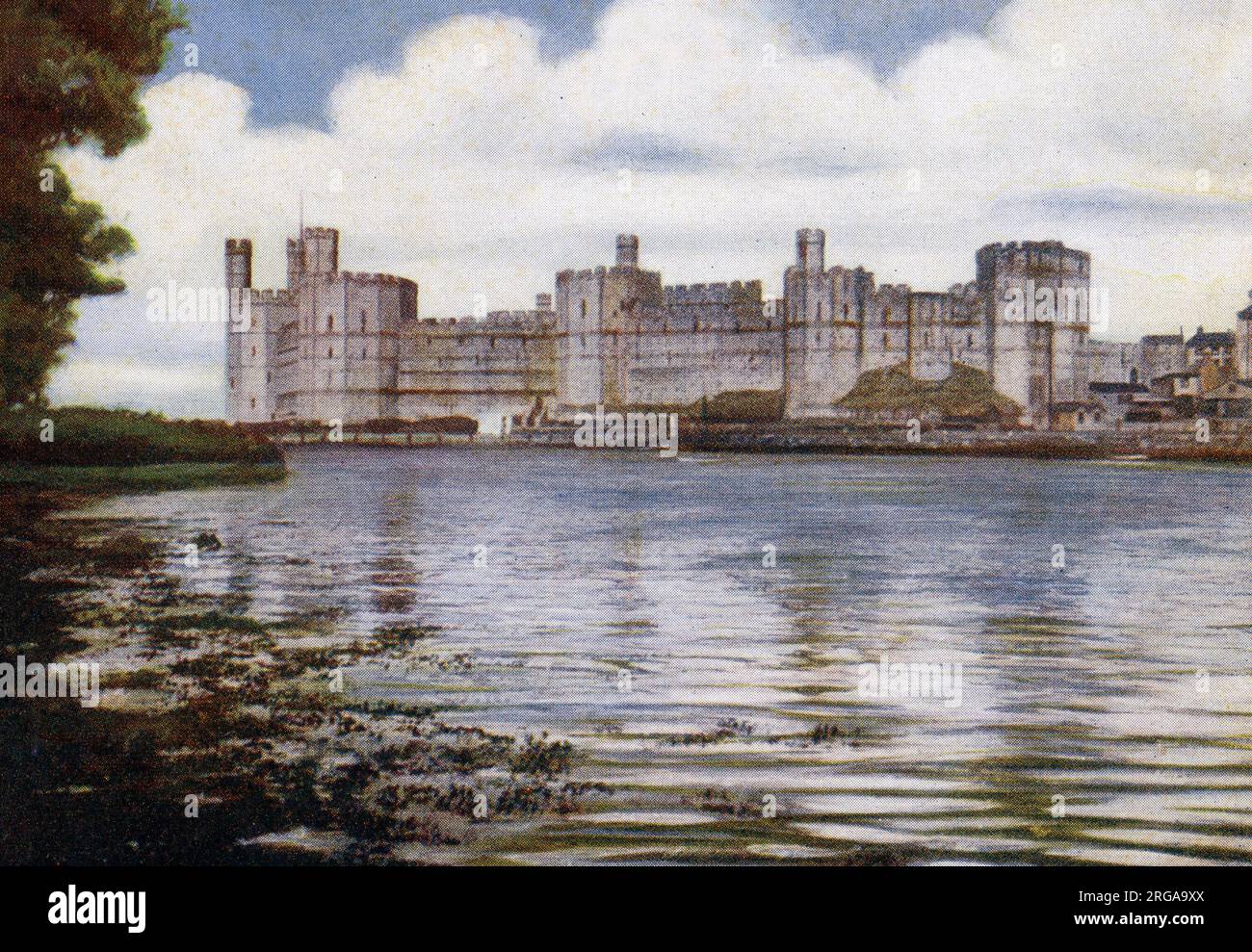 Castello di Caernarfon, Galles del Nord - una fortezza medievale, ampliata e fortificata in pietra da re Edoardo i d'Inghilterra alla fine del 13th ° secolo. Foto Stock