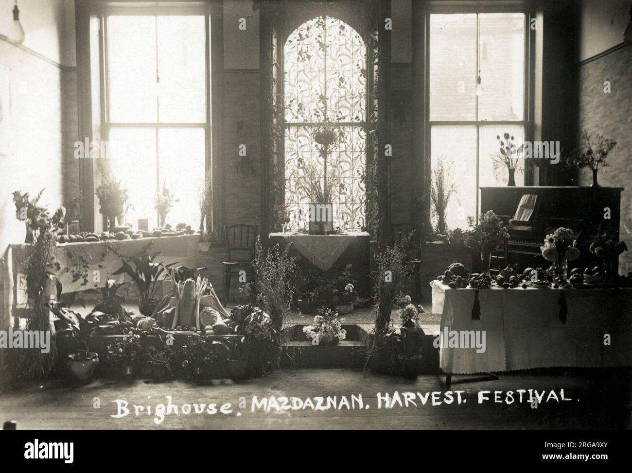 Brighouse, West Yorkshire - Mazdaznan - Festival del raccolto. Mazdaznan è una religione neo-zoroastriana che ha sostenuto che la Terra dovrebbe essere ripristinata in un giardino dove l'umanità può cooperare e conversare con Dio. Fondata alla fine del 19th ° secolo da ZAR-Adusht Ha'nish, nato otto Hanisch, la religione è stato un risveglio del 6th ° secolo Mazdakismo. Mazdaznan fu fondata in Gran Bretagna poco prima della prima guerra mondiale. Come per l'Ordine della Croce, il successo era a quel tempo molto limitato; tuttavia, alla fine degli anni '1920s, il gruppo cominciò ad espandersi, fino a quando, all'inizio degli anni '30, si riuniva regolarmente Foto Stock