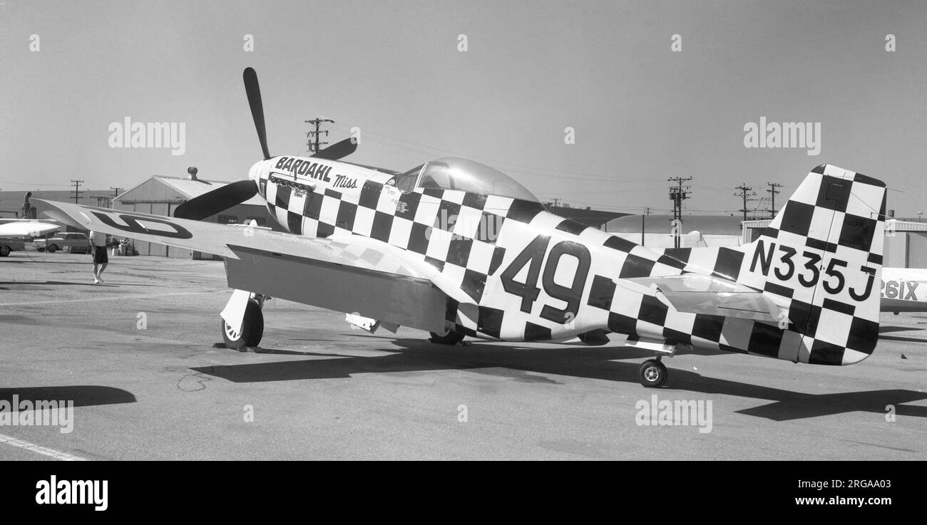 Nord America P-51D-30 NA Mustang N335J (msn 122-41044) 'MISS BARDAHL', numero di gara '49' costruito come P-51D-30-NA 44-74506 per l'esercito degli Stati Uniti (USAAF)6 dicembre 1950: Consegnato alla Royal Canadian Air Force (RCAF) il 9231,1 dicembre 1960: Decollo il charge30 dicembre 1958: James Defuria-Fred Ritts-Intercontinental Airways, Conastota, NY, registrato come CF-MWM.1960: Aero Enterprises, Elkhart, IN, (N6325T riservato ma non ripreso), registrato come N6317T.24 Marzo 1963-1973 : ed Weiner, Los Angeles, CA, registrato come N335J, con numero di gara 49 - MISS BARDAHL - Hi Time II.8 Maggio 1973 Foto Stock
