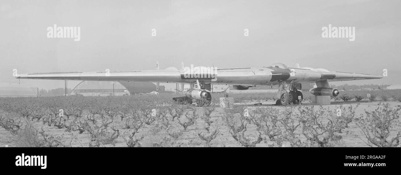 Northrop YRB-49A 42-102376 (msn 1496), in magazzino con Northrop, presso l'aeroporto di Ontario. Costruito come YB-35, convertito in YB-35B, poi YRB-49A. 102376 ha effettuato 13 voli di prova dal 4 maggio 1950 al 10 settembre 1950 e un volo di consegna per l'aeroporto di Ontario, per la consegna a Northrop il 26 aprile 1951. Immagazzinata nell'aeroporto, è stata scartata nel novembre 1953 con poco più di 17 ore sul orologio. Foto Stock