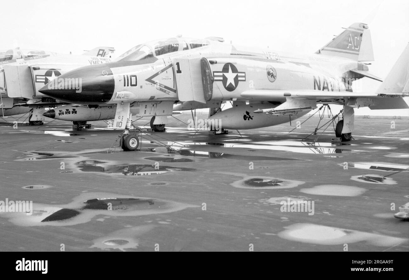 United States Navy - McDonnell F-4J-28-MC Phantom 153773 (msn 1759, codice base 'AC', segnale di chiamata '110') di VF-31 dalla USS Saratoga, in visita alla USS Nimitz. È diventato F-4J(UK) ZE351, uno dei 15 F-4JS assegnati al RAF per 74 Squadron al RAF Wattisham, che si è alzato nell'ottobre 1984. ZE351 è stato ritirato dall'uso il 11 febbraio 1991 e trasportato alla discarica di addestramento antincendio di RAF Finningley nel 9058M. Foto Stock
