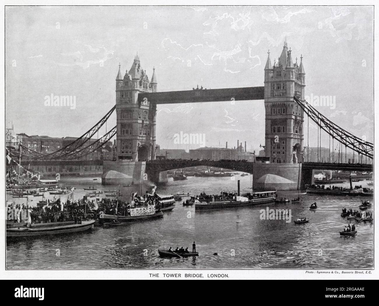 Il Tower Bridge è stato progettato da Sir Horace Jones e Mr. Wolfe Barry, comprende un passaggio permanente a 142 metri sopra il livello dell'acqua e un ponte levatoio per le navi di passaggio. Fotografia che mostra il giorno dell'apertura con la folla di persone che guardano dalle barche sul Tamigi. Foto Stock