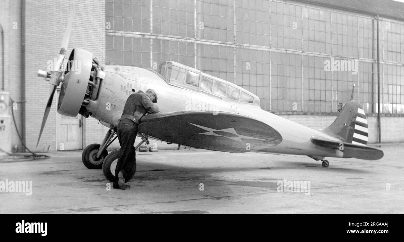 Boeing YP-29 34-23 (Boeing modello 264). L'YP-29 è qui visto dotato di un'elica sperimentale a passo variabile. L'aeromobile è stato successivamente consegnato al NACA (National Advisory Committee for Aeronautics) di Langley Field in Virginia. Il YP-29 era simile al precedente XP-940 (designazione sperimentale Wright Field), ma con un abitacolo racchiuso e spazioso, seguendo la linea del P-26, attraverso il Model248-XP-936, il modello 266-P-26 e XP-940. Boeing ha anche sviluppato una versione a bordo nave come XF7B-1-Model 273. Foto Stock