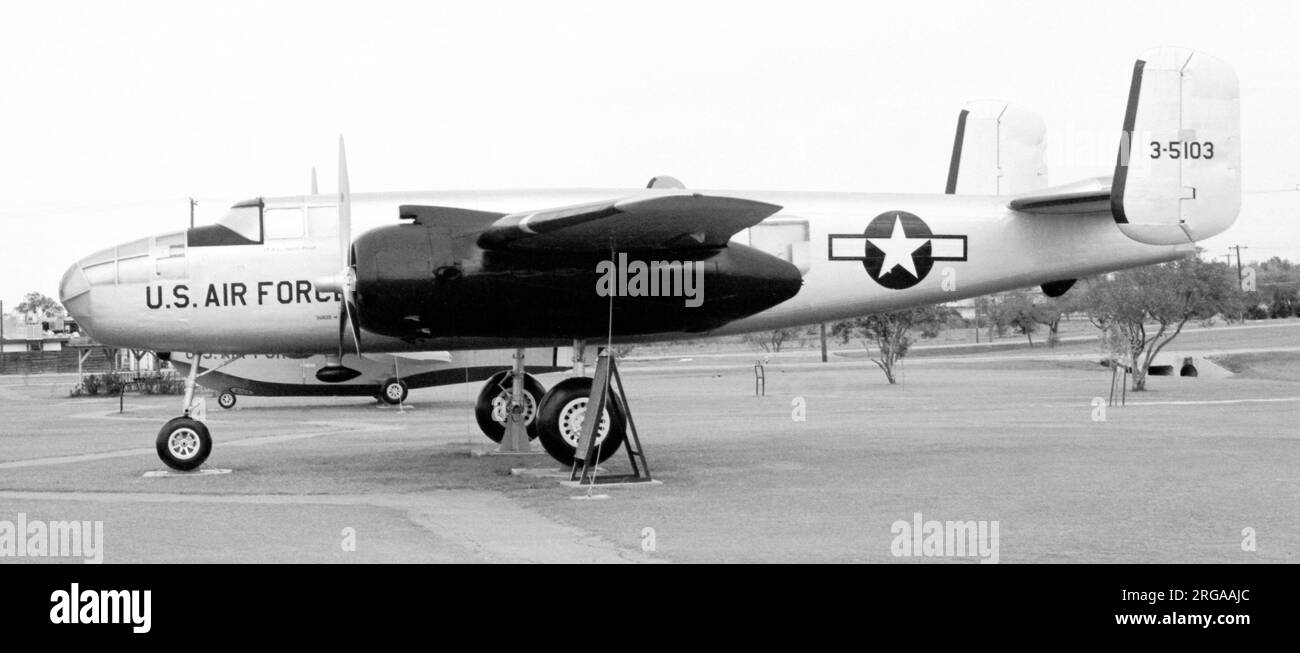 Nord America B-25H-10 Mitchell 43-5103 (msn 98-22104), in mostra presso la base dell'aeronautica militare di Lackland vicino a San Antonio in Texas, nella collezione USAF History and Traditions Museum. Foto Stock