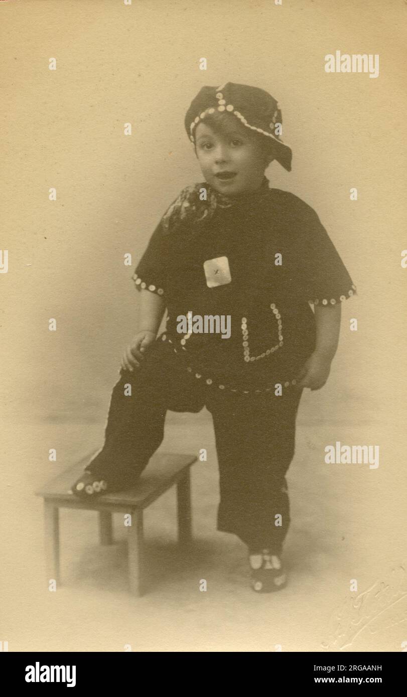 Un ragazzino che posa per la sua fotografia in un costume di Pearly King. Foto Stock