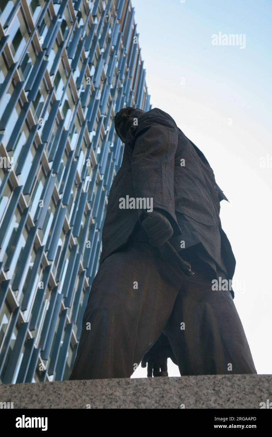 Statua in bronzo dell'artista ignoto con un pennello ' non applaudire, basta lanciare soldi ' fuori dal Tate Modern, Londra, Inghilterra Regno Unito Foto Stock