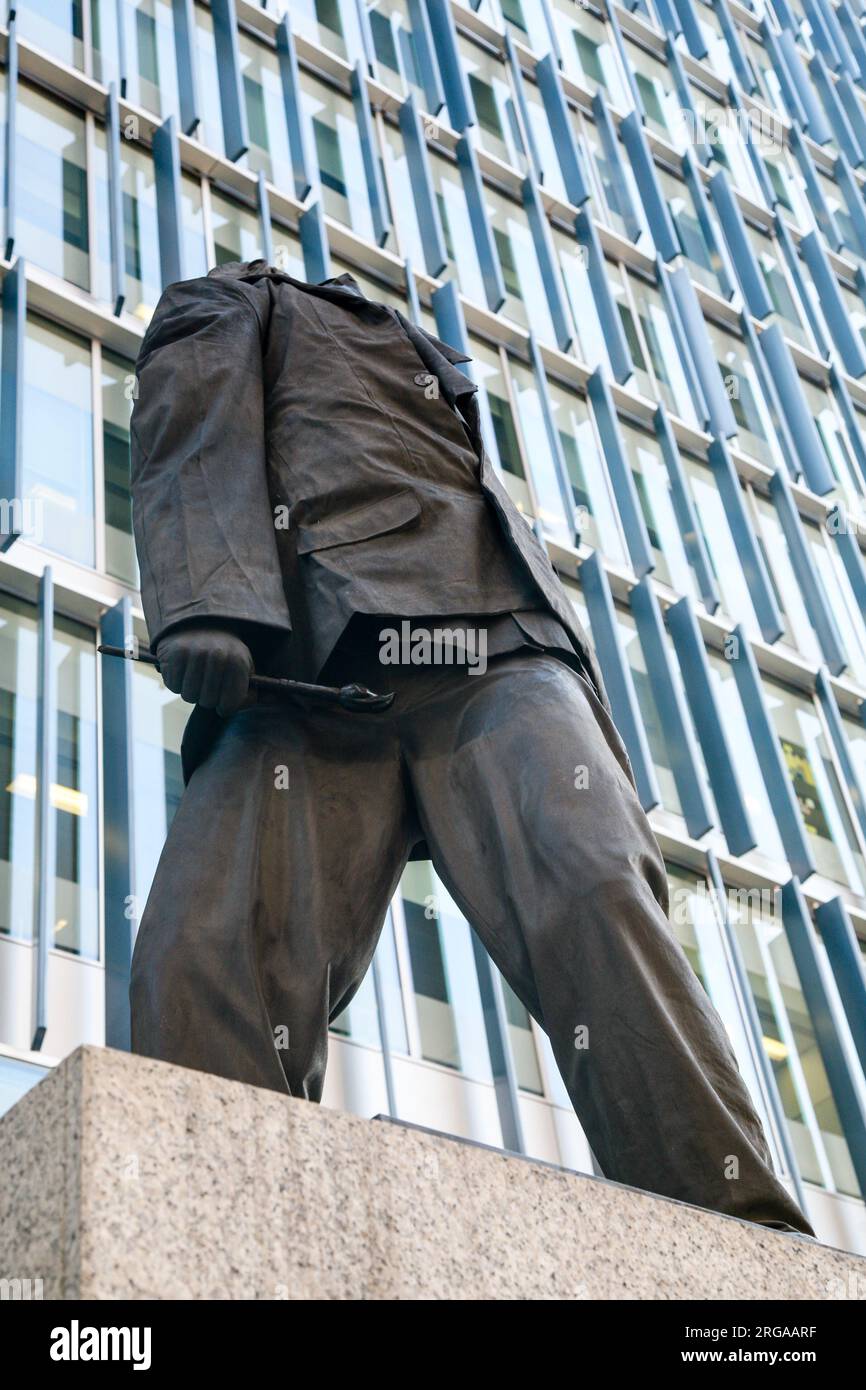 Statua in bronzo dell'artista ignoto con un pennello ' non applaudire, basta lanciare soldi ' fuori dal Tate Modern, Londra, Inghilterra Regno Unito Foto Stock