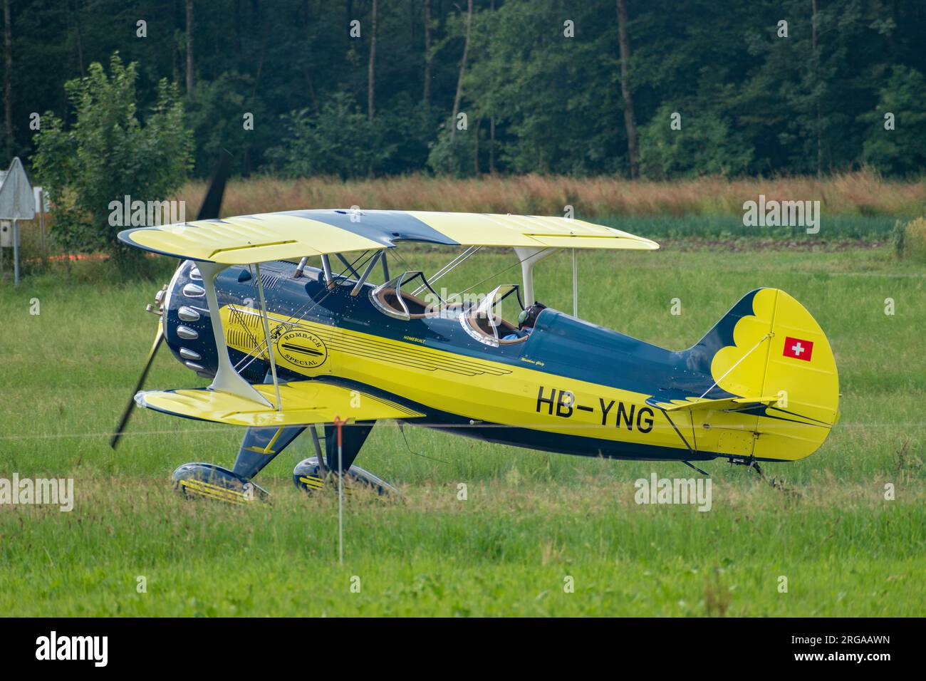 Speck-Fehraltorf, Zurigo, Svizzera, 1 luglio 2023 HB-YNG Culps Rombach velivolo acrobatico speciale su un piccolo aeroporto Foto Stock