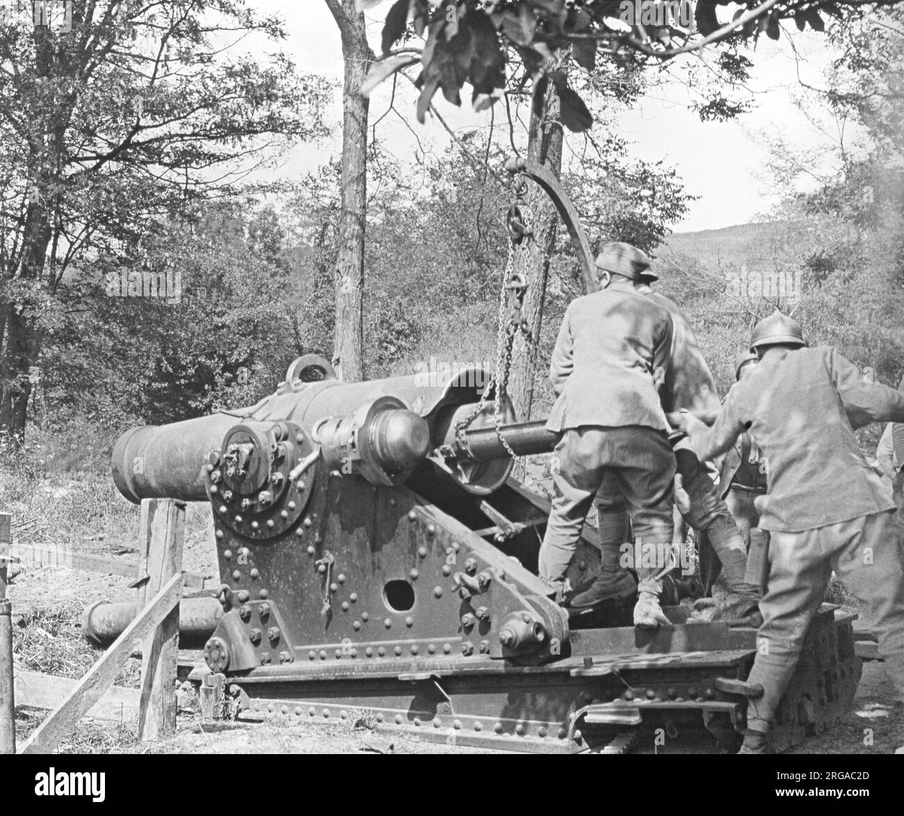Un Mortier de 270 mm modello 1885 che viene caricato al Bois de Givry a sud di Auxerre. (L'immagine LH di una coppia stereo disposta per un visualizzatore a occhio incrociato, dove l'occhio sinistro vede l'immagine a destra e vice cersa) Foto Stock