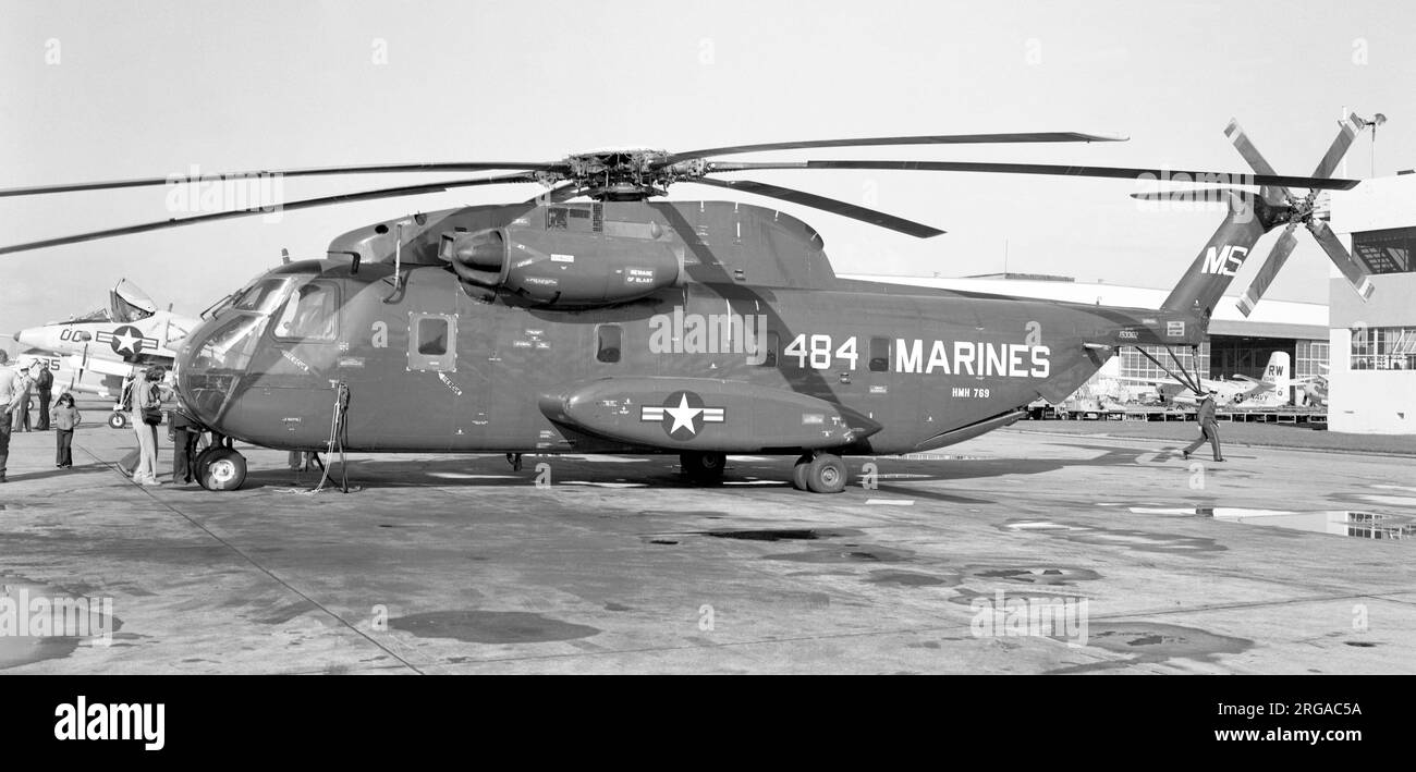 United States Marine Corps - Sikorsky CH-53A Stallion 153302 (msn 65071, codice unità MS, segnale di chiamata 484) di HMH-769, presso la Naval Air Station North Island, vicino a San Diego, per un'esposizione aerea. Foto Stock