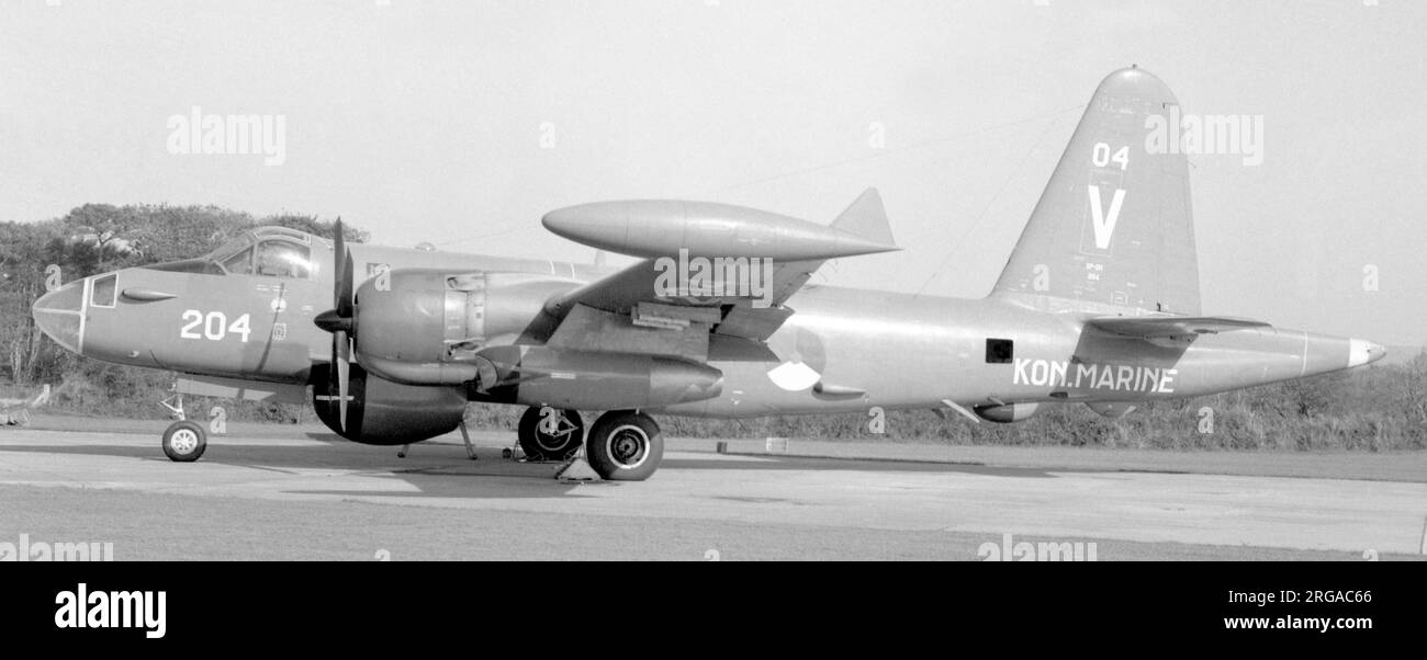 Koninklijke Marineluchtvaartdienst - Lockheed SP-2H Neptune '204', (codice base V) del 320Squadron, con sede presso la base aerea di Valkenburg, in visita alla RAF St.Mawgan in Cornovaglia. (KMLD - Royal Dutch Naval Aviation) costruita da Lockheed nel 1961 come P2V-7B, specificamente per il MLD. Dopo un lungo servizio nei Paesi Bassi e all'estero, il 22 luglio 82, il 204 è stato volato da Valkenburg al Museo aerospaziale RAF Cosford, segnando il volo finale SP-2H da parte del MLD. L'aeromobile è stato presentato in prestito permanente dal Ministero della Difesa olandese (Navy), con il prestito convertito in donazione nel 2007. Foto Stock