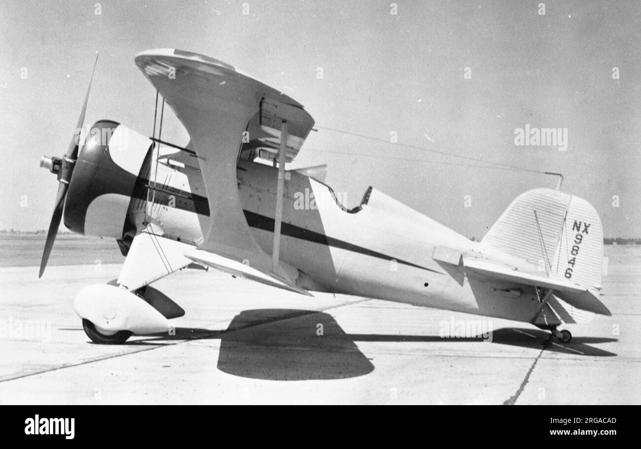 Boeing F4B-4 Special NX9846 (ex A9241 / NC-14). Il secondo di due corpi marini statunitensi F4B-4s spogliò di attrezzature militari per il Bureau of Commerce, (in seguito FAA), nel 1940 e registrò NC-14. Presto rilasciato dal governo NC-14 è stato ri-registrato NR9846 e venduto al pilota stunt Jesse Bristow. NR9846 è visto qui prima che Bristow lo modificasse ampiamente con i-struts, il cofano motore completo, l'elica a passo variabile e gli accessori per i razzi di decollo assistito Jet. Dopo le dimostrazioni di successo dell'air-show, Bristow vendette l'aereo che si schiantò, volato dal nuovo proprietario, nel 1948. Foto Stock