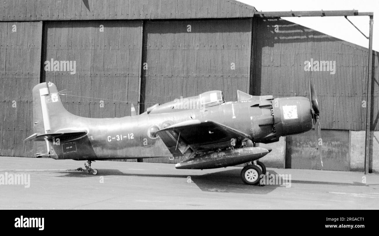 Douglas ad-4W Skyraider / Skyraider AEW.1 G-31-12 (msn 7850, ex USN 126867, ex RN WV181), visto alla RNAY Abbotsinch, circa maggio 1963 con registrazione di classe B, pronto per essere dismesso a Svensk FlygtjÃ¤nst AB, Stoccolma come se-EBK. Foto Stock