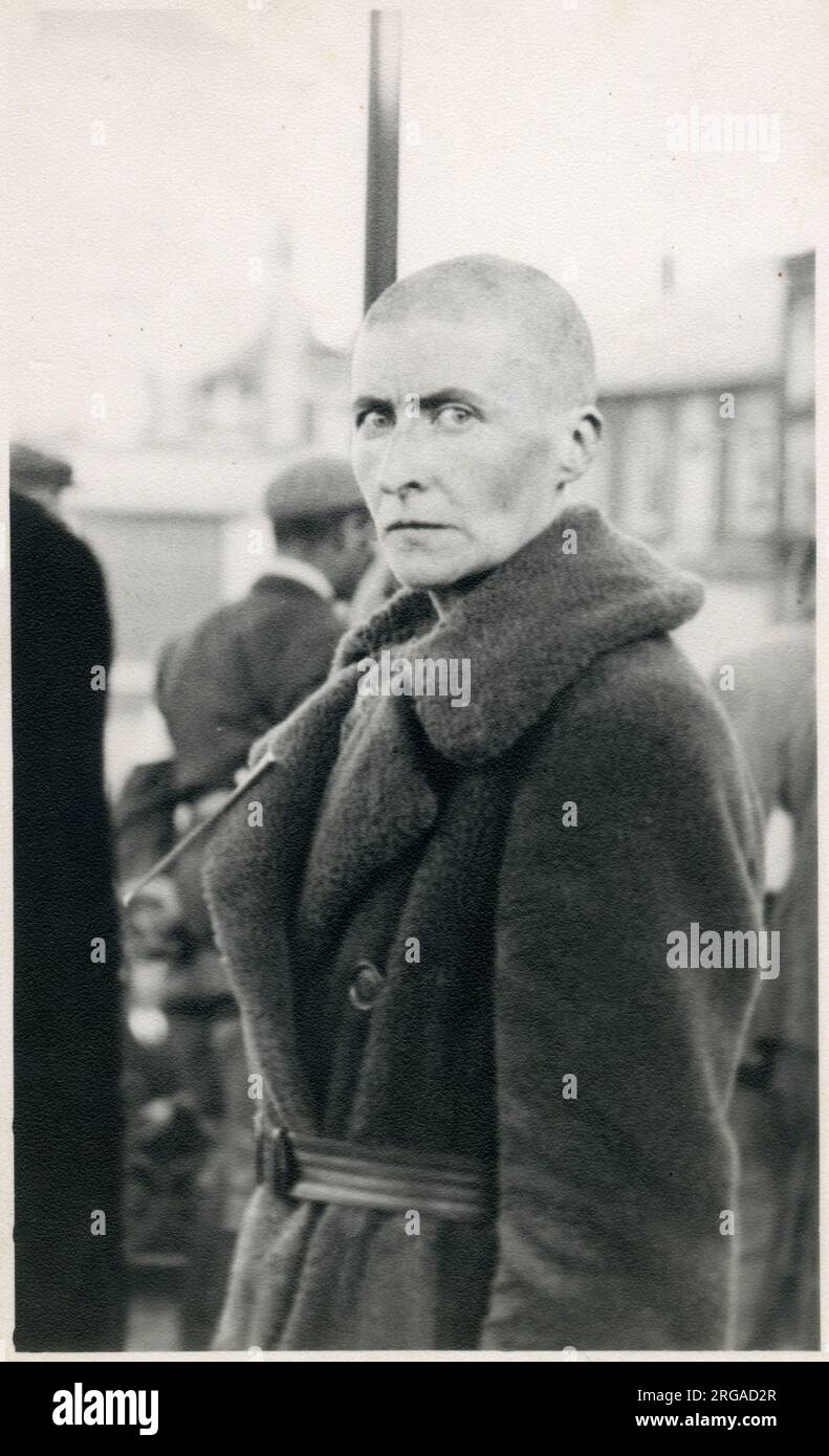 Immagine 1 di 2 - Una donna che ha collaborato con i nazisti durante l'occupazione è pubblicamente umiliata. La sua testa sarà presto rasata (vedere 13450433). Foto Stock