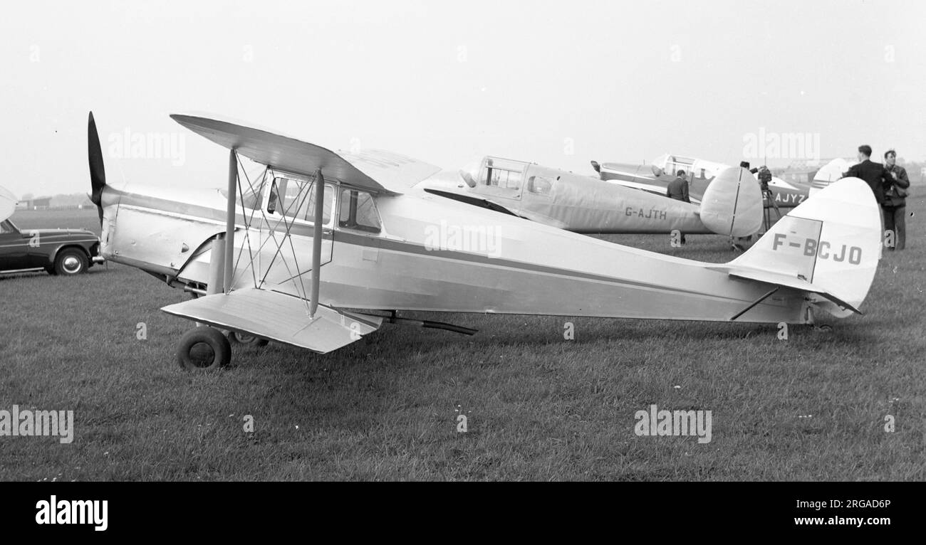 De Havilland DH.87 Hornet Moth F-BCJO (msn 8035), a Kidlington circa il 4 aprile 1959. In primo luogo ha volato dentro come G-ADKL, impressionato come W5750, durante la guerra, ritornando al post-guerra di G-ADKL, esportato in Francia come F-BCJO, ritornando ancora a G-ADKL dopo il ritorno nel Regno Unito. Foto Stock