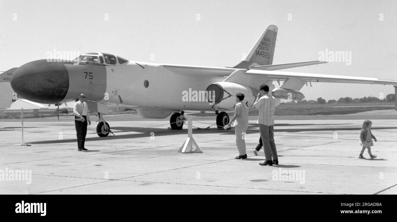 United States Navy - Douglas NRA-3B Skywarrior 144825, in occasione di un'esposizione aerea il 15 maggio 1965. Costruito come un bombardiere da foto-ricognizione A3D-2P, ridesignato RA-3B nel 1962 e convertito per l'uso di prova come NRA-3B con il Centro missilistico Navale a Point Mugu Naval Air Station in California. Foto Stock