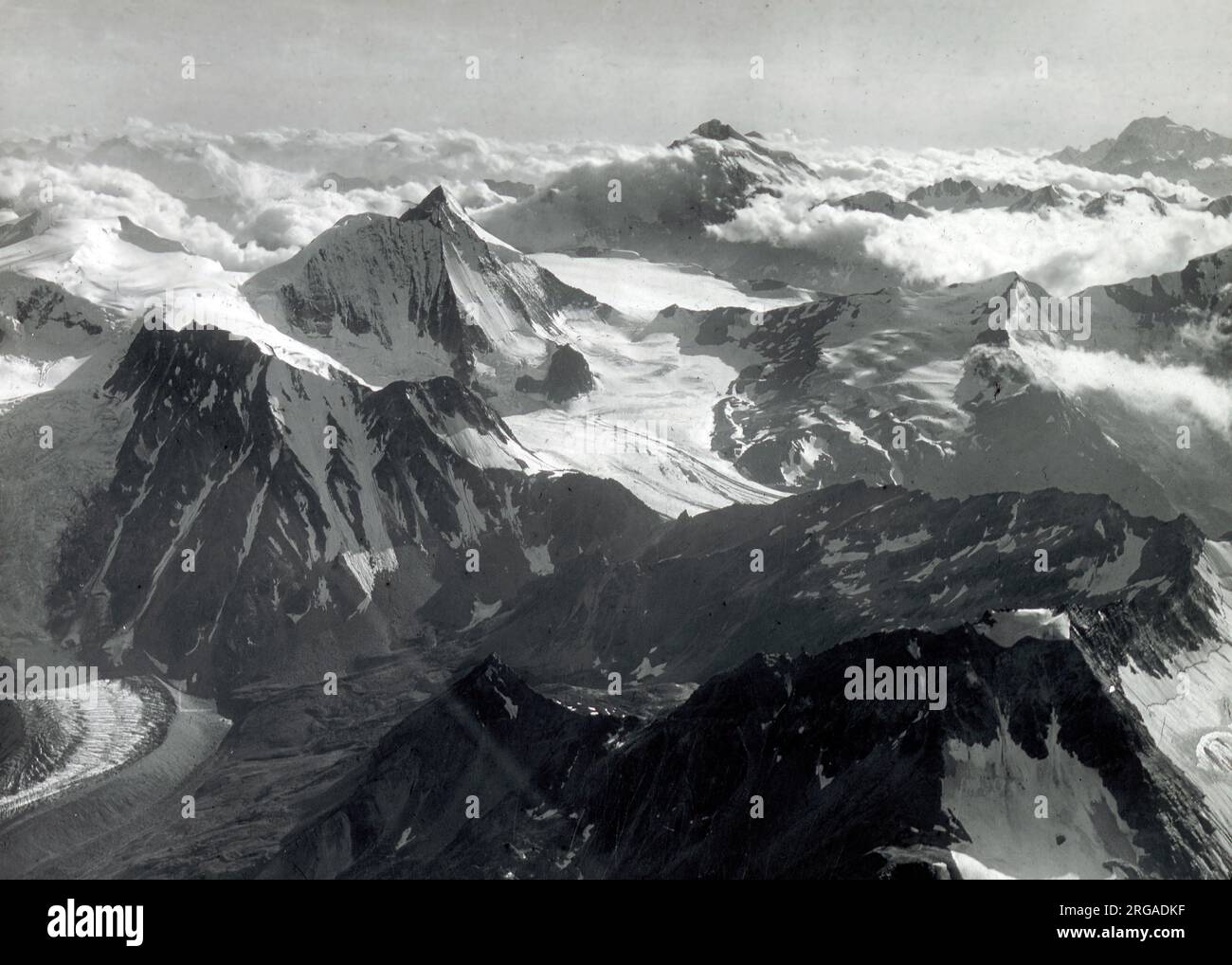 Veduta aerea delle Alpi svizzere con il Monte Bianco, il Monte Bianco di Cheilon e il Grand Combin. Foto Stock