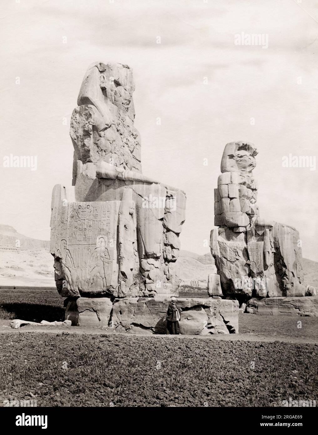 Fotografia d'epoca del XIX secolo: Colossi di Memnon, Egitto. Foto Stock