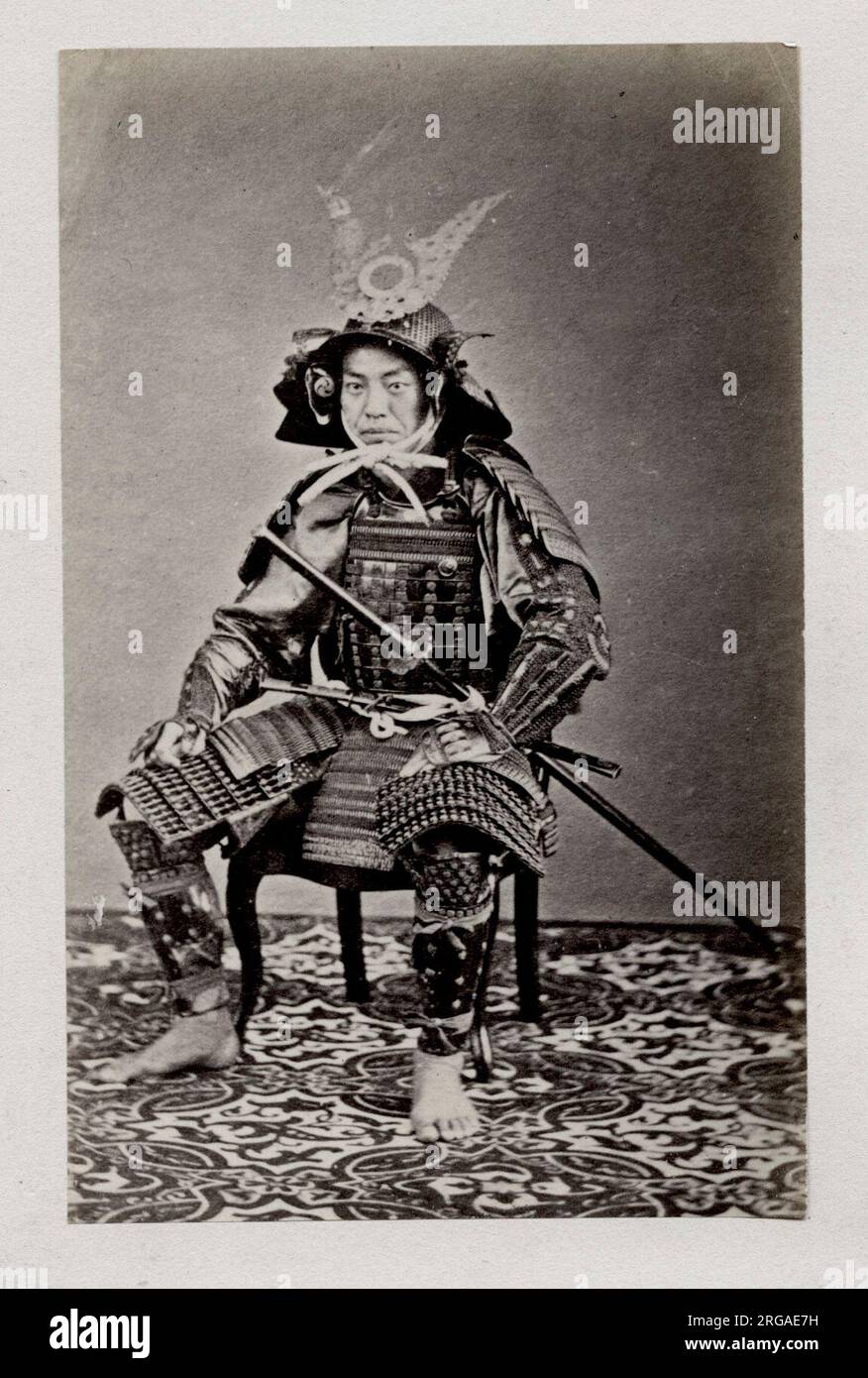 Fotografia d'epoca del XIX secolo - ritratto fotografico di origini giapponesi, probabilmente opera del fotografo giapponese Shimooka Renjo - samurai in armatura Foto Stock