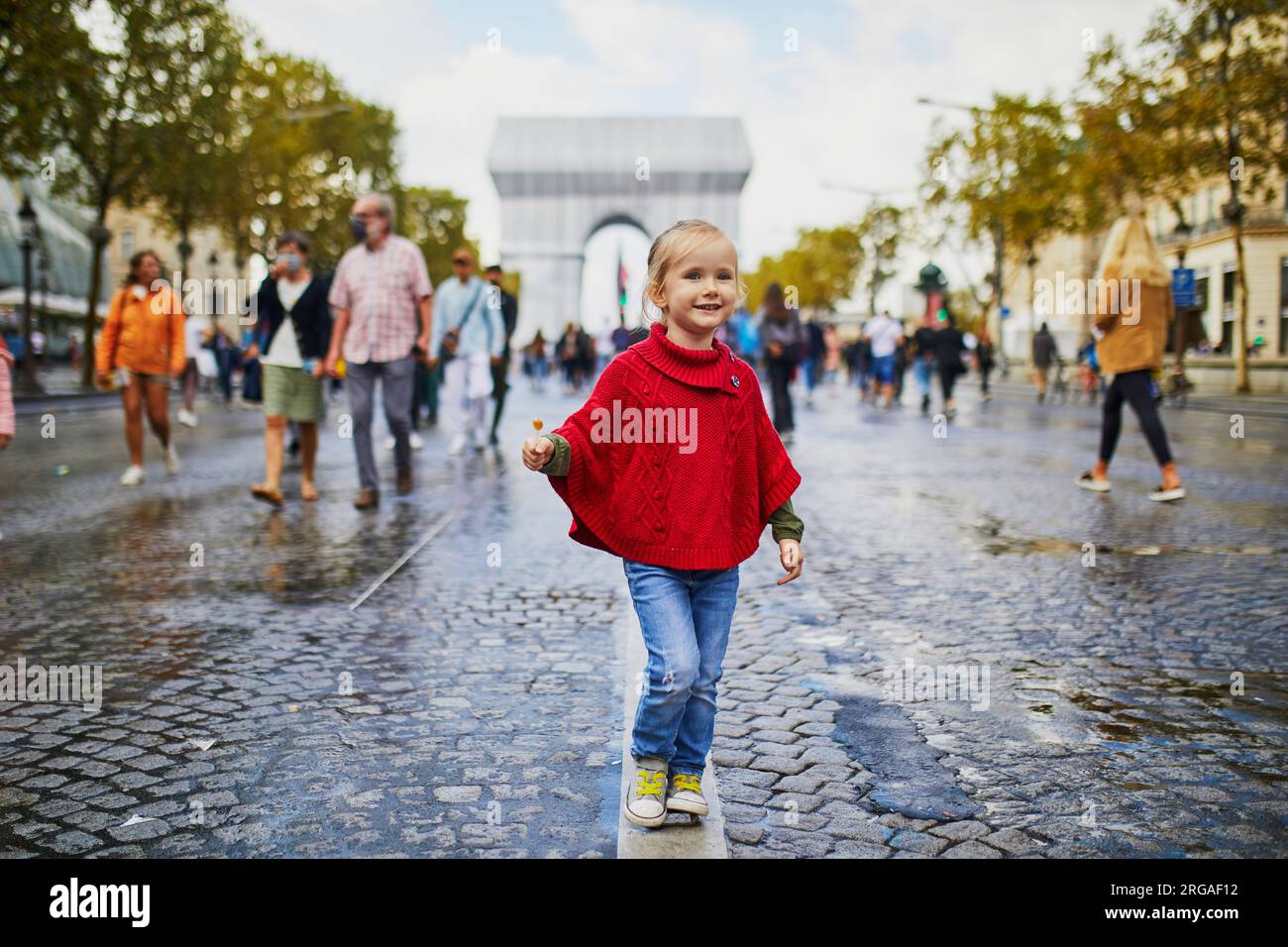 Felice bambina in età prescolare che cammina negli Champs-Elysees a Parigi, in Francia, durante l'evento Day Without Cars (Journee sans voitures) Foto Stock