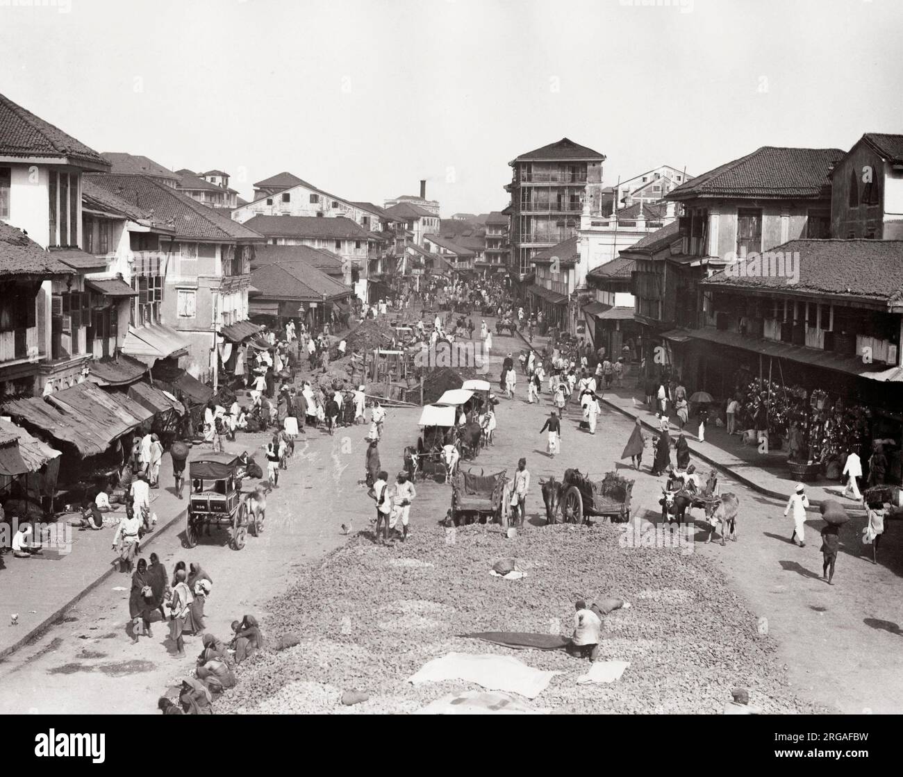 19th ° secolo vintage fotografia: scena di strada occupato con pedoni e il traffico su ruote, probabilmente Bombay, Mumbai, India. Foto Stock
