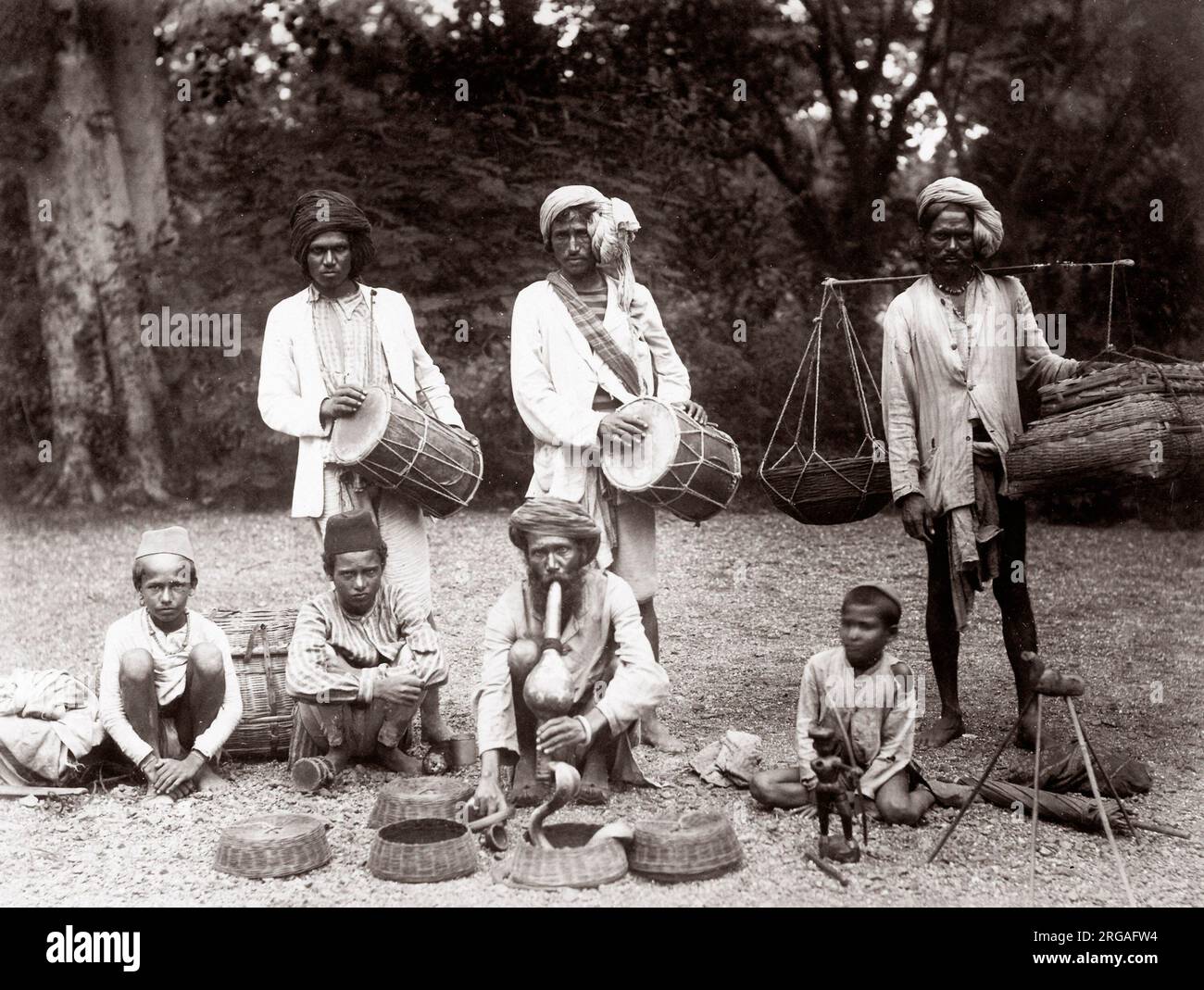 C. 1880 India - immagine da un album di indiano 'tipi' e mestieri" progettato per illustrare l'India ad un visualizzatore britannico - musicisti e incantatori di serpenti Foto Stock