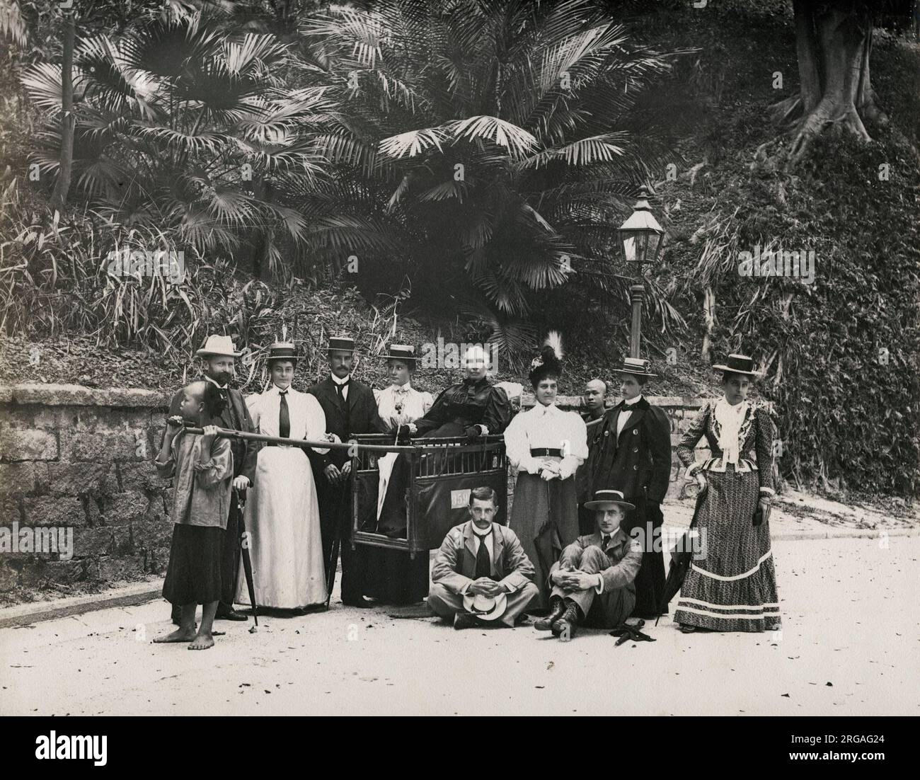 Fotografia del XIX secolo d'epoca - donna anziana in una sedia da trasporto, sedia berlina, con la sua famiglia. Foto Stock